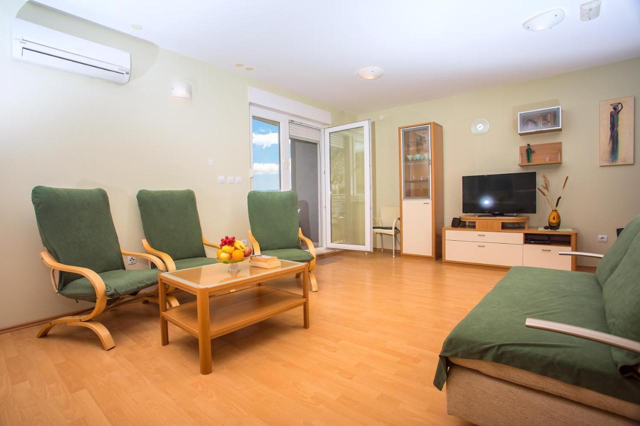 Apartmani Ribnjak Seka โอมิช ภายนอก รูปภาพ
