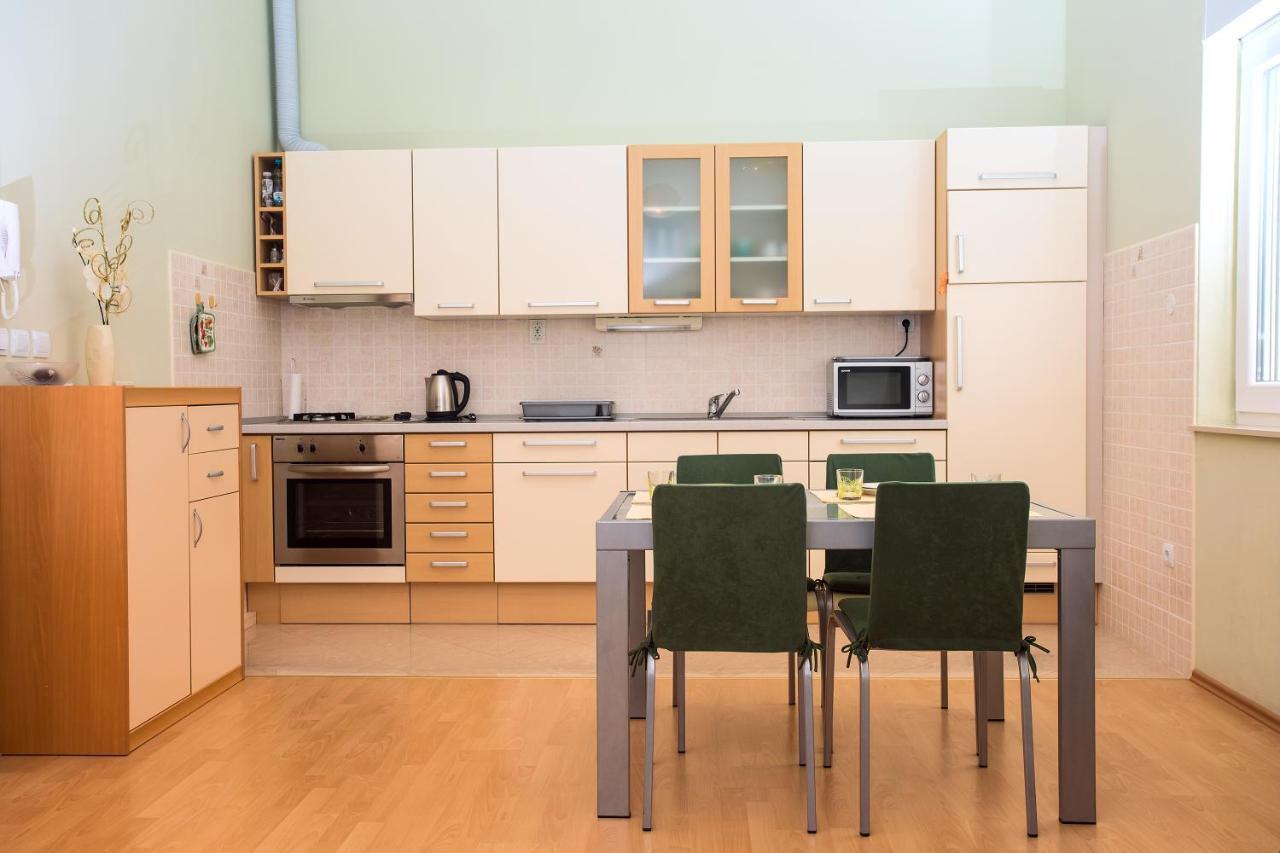 Apartmani Ribnjak Seka โอมิช ภายนอก รูปภาพ